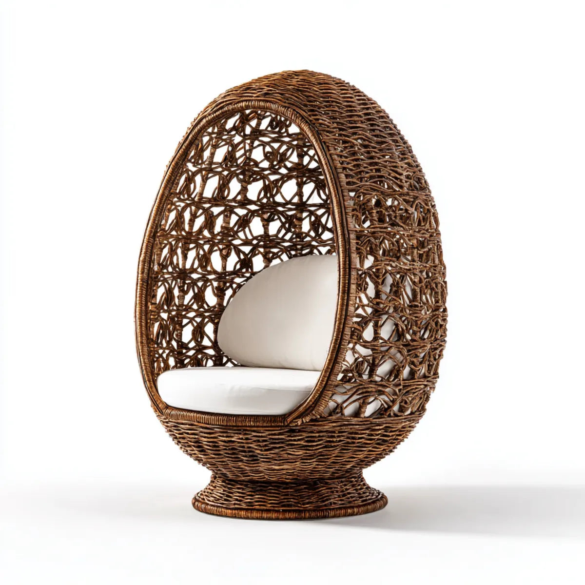 Poltrona a uovo in rattan marrone con cuscini bianchi 90 x 80 x 145 cm