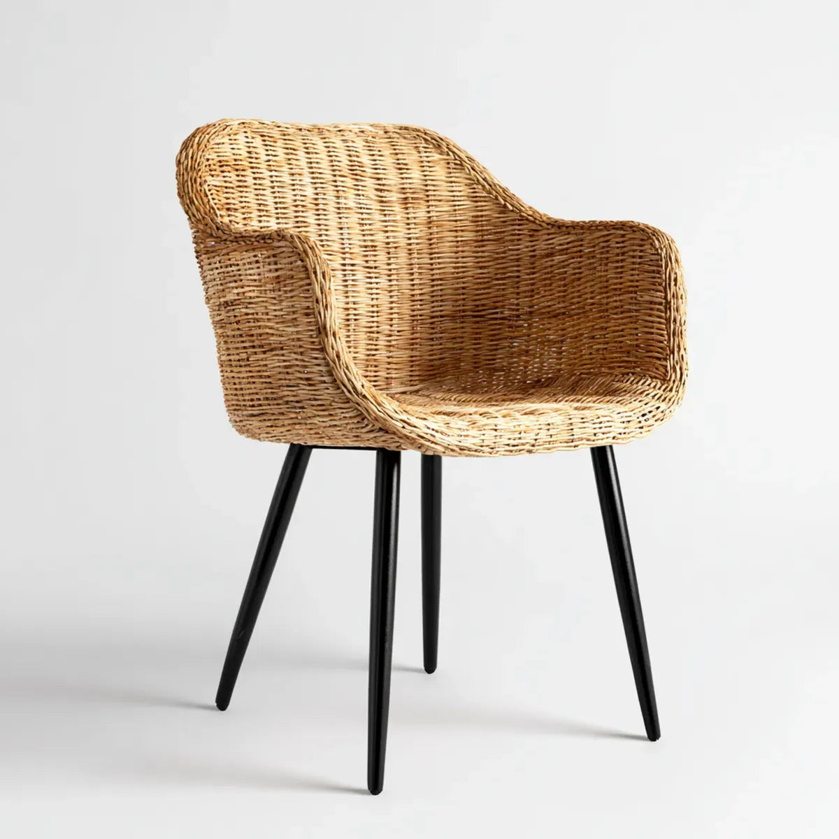 Poltrona in rattan naturale con gambe nere sagomata 60 x 58 x 80 cm