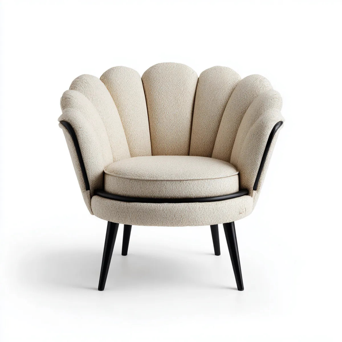 Poltrona a conchiglia beige in bouclé di poliestere con gambe in acciaio 78 x 75 x 82 cm